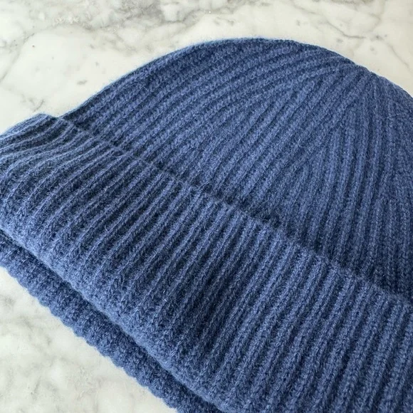NEW loop cashmere beanie in midnight blue - Picture 5 of 5